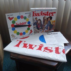 The ORIGINAL TWISTER Game ~ Actress Billie Piper~WEDNESDAY ~ Vintage ~ Like NEW